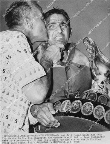 crp-00544 1958 news photo boat racing Jack regas w gold cup gets kiss Chief Mike Welch Hawaii hydroplane race crp-00544