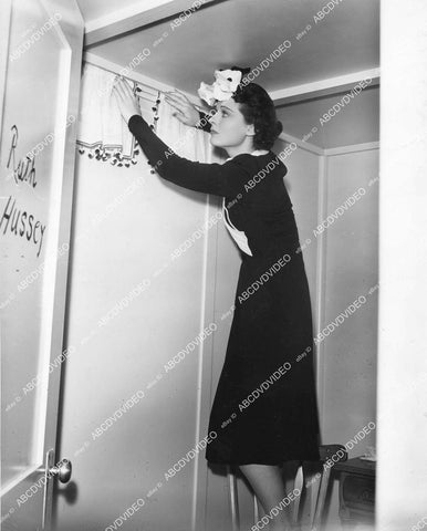 crp-00570 1941 Ruth Hussey puts up curtains in her new MGM dressing room film Married Bachelor crp-00570