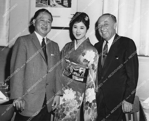 crp-05834 1960 Fred Matsuo, Japanese actress Hisako Tsukuba, Joe Pasternak give award crp-05834