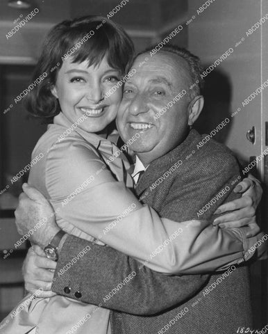 crp-05835 1963 candid Carolyn Jones hugs producer Joe Pasternak on set film A Ticklish Affair crp-05835