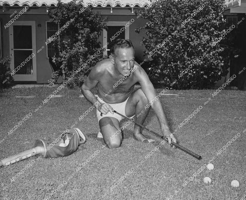 crp-05838 1954 Mr Lloyd Pantages Theater family playing golf in the front yard in Palm Springs crp-05838