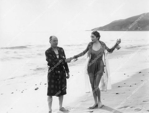 crp-06072 1929 Robert Schable & Billie dove pre-code swimwear on beach film Man and the Moment crp-06072