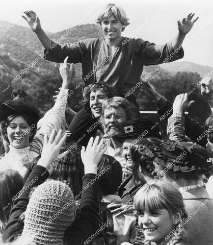 crp-00609 1981 Otto Rechenberg hoisted on shoulders film Amy crp-00609