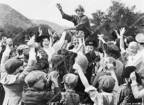 crp-00611 1981 Otto Rechenberg hoisted on shoulders film Amy crp-00611