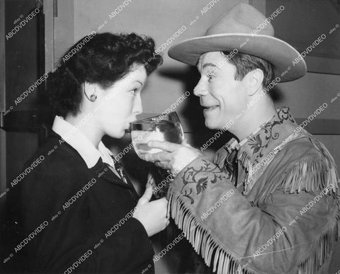 crp-06175 1942 June Travis visits Joe E Brown for glass of water on set film Shut My Big Mouth crp-06175
