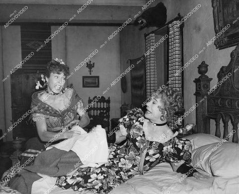 crp-06190 1942 Joan Woodbury finds Joe E Brown in her bed film Shut My Big Mouth crp-06190