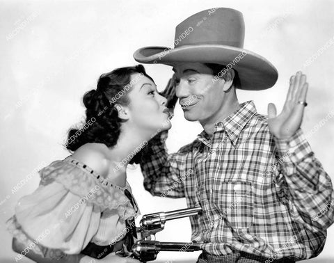 crp-06219 1942 Adele Mara w six shooters kisses Joe E Brown film Shut My Big Mouth crp-06219