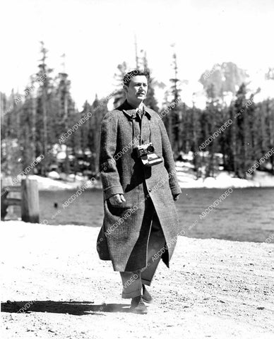 crp-06453 1937 candid Robert Young on location w his camera film The Bride Wore Red crp-06453