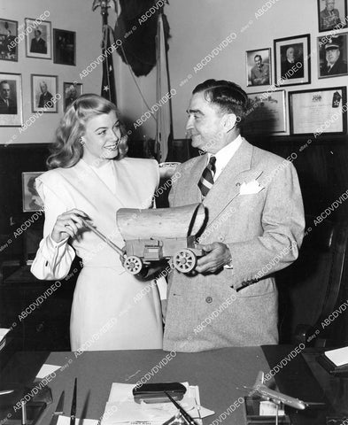 crp-06603 1947 Nancy Saunders sells Los Angeles Sheriff Eugene Biscailuz charity tickets crp-06603