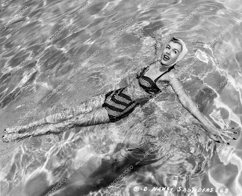 crp-06604 1947 slender Nancy Saunders tries new swimwear in the pool film It Had to Be You crp-06604