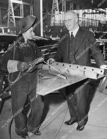 crp-00696 1942 WWII news photo genuine Rosie the Riveter Julie Hermann shipyard w Gov Earl Warren of Calif crp-00696