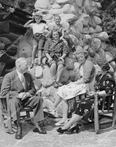 crp-00698 1944 news photo Gov Earl Warren and family in their Santa Monica summer home crp-00698