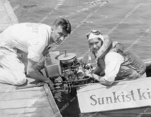 crp-00701 1935 news photo speedboat racing Loretta Turnbull hubby Tom female champ in Sunkist speedboat crp-00701