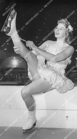 crp-00711 1940s beautiful ice skater Gerry Mahoney lacing up her skates crp-00711