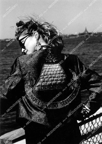crp-07613 1980's music singer Madonna shows off her new jacket crp-07613