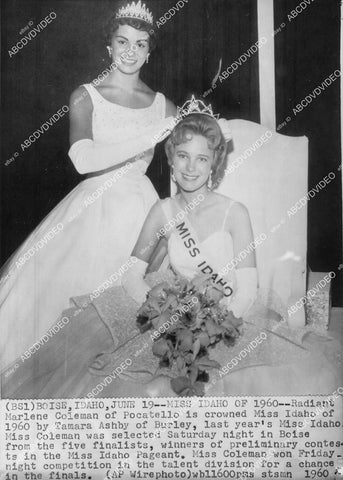 crp-00775 1960 Marlene Coleman Miss Idaho crowned by Tamara Ashby crp-00775