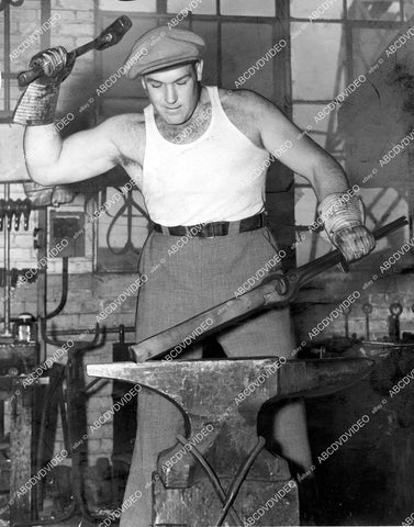 crp-08002 1940 news photo wrestling champion Hardboiled Haggerty at blacksmith anvil crp-08002