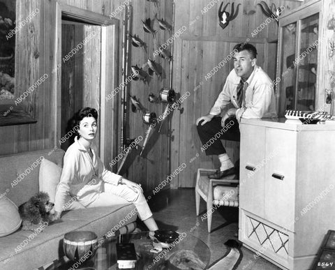 crp-08010 1955 Stewart Granger & wife Jean Simmons in their Hollywood home crp-08010