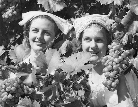 crp-00819 1936 Adele Meyers,Arline Buford in costume for San Joaquin Valley Grape & Wine Festival crp-00819