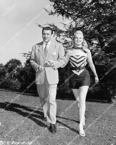 crp-08227 1947 George Brent & pretty Adele Jergens on location film The Corpse Came C.O.D. crp-08227