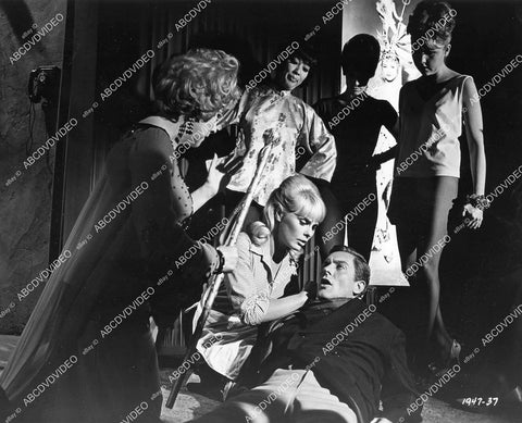 crp-08653 1965 Elke Sommer, Dick Van Dyke, Ethel Merman, Miiko Taka, Nancy Martin, Sharon Shore film The Art of Love crp-08653