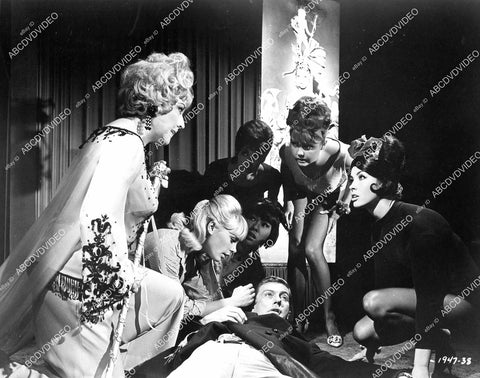 crp-08654 1965 Elke Sommer, Dick Van Dyke, Ethel Merman, Miiko Taka, Nancy Martin, Astrid De Brea, Sharon Shore film The Art of Love crp-08654