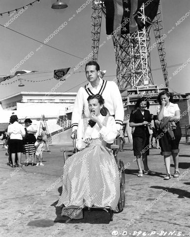 crp-08729 1948 candid Richard Quine & Susan Peters at Pacific Ocean Park (I think) crp-08729