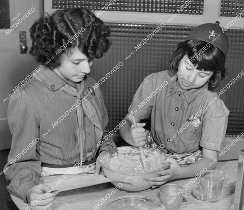 crp-00872 1950 cute Girl Scouts Beverly Levitt, Phyllis Hochberg baking some goodies for charity crp-00872