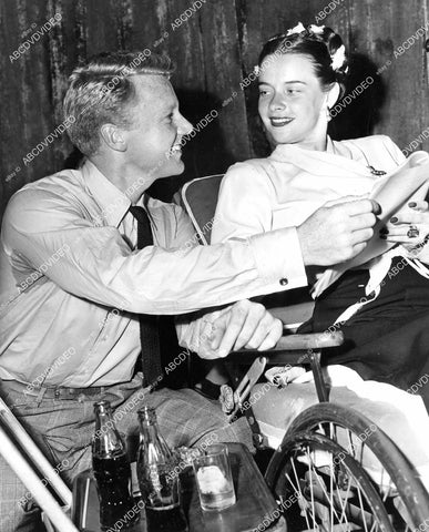 crp-08759 1948 candid Van Johnson and Susan Peters do CBS radio broadcast crp-08759