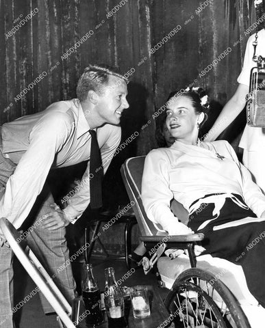 crp-08760 1948 candid Van Johnson and Susan Peters do CBS radio broadcast crp-08760