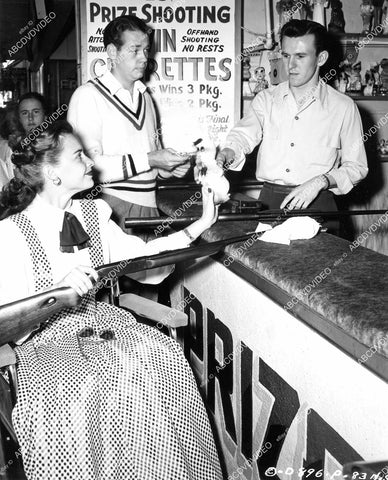 crp-08777 1948 Richard Quine, Susan Peters at shooting gallery Pacific Ocean Park (I think) crp-08777