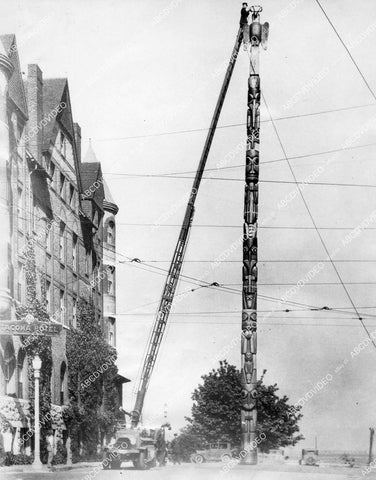 crp-00877 1930 Tacoma Washington firetruck replaces light crown World's Talles Totem Pole crp-00877