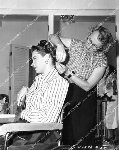 crp-08780 1948 Jean Peters in makeup chair w hairdresser Bert French film The Sign of the Ram crp-08780