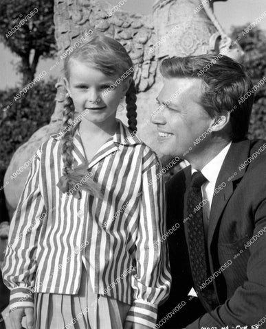 crp-08846 1963 handsome Karl Bohm w little girl on location film Come Fly with Me crp-08846