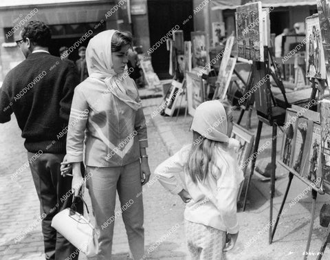 crp-08862 1963 candid Dolores Hart goes painting shopping on location film Come Fly with Me crp-08862