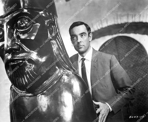 crp-08900 1967 Richard Johnson behind a statue film Deadlier Than the Male crp-08900
