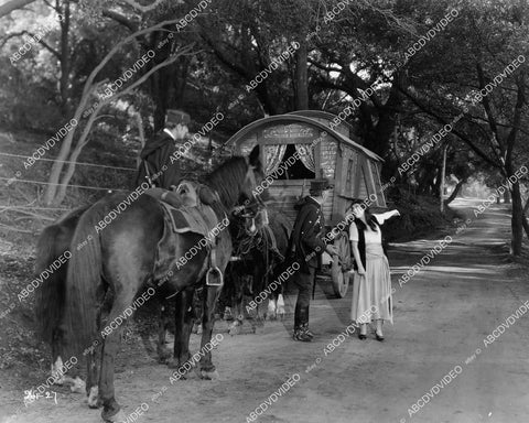crp-08993 1927 Renee Adoree and gypsy caravan silent film Heaven on Earth crp-08993