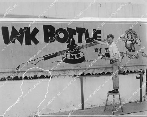 crp-00918 1932 cartoonist Thomas Crawford Hill paints hand made out of the ink bottle billboard crp-00918