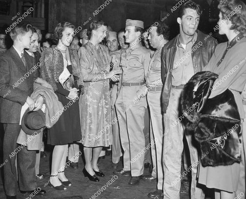 crp-00926 1943 news photo Eleanor Roosevelt, Ann Boettiger w Buzzie & Sistie attend Air Force Show crp-00926