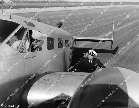 crp-09394 1950 Glenn Ford on tarmac sends off airplane film The Flying Missile crp-09394