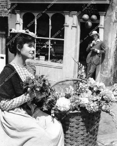 crp-09430 1958 flower girl Leslie Caron & Dirk Bogarde film The Doctor's Dilemma crp-09430