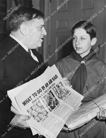 crp-00951 1941 WWII news photo NY Mayor LaGuardia has Boy Scouts deliver Air Raid Posters scout William Laerz crp-00951