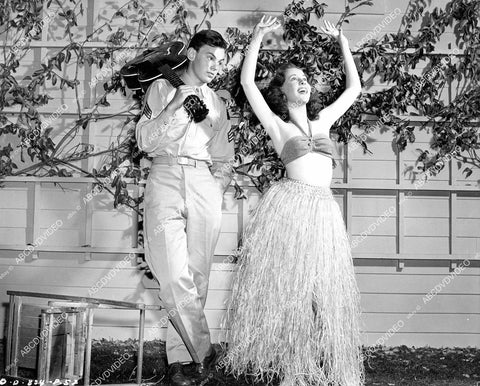 crp-09880 1945 Conrad Janis & Janis Wilson in her grass skirt film Snafu crp-09880