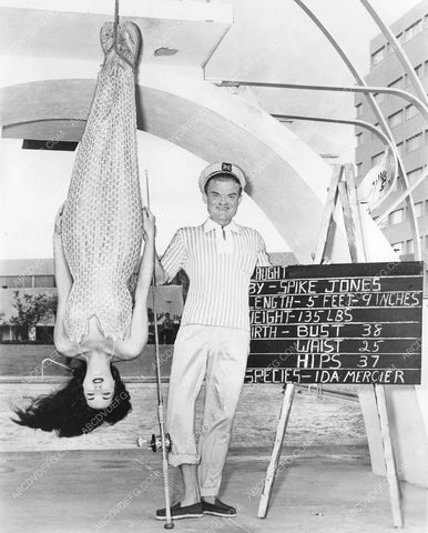 Spike Jones catches mermaid Ida Mercier spijon-24