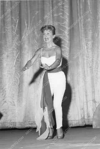 unknown female performer for Spike Jones band spijon-43