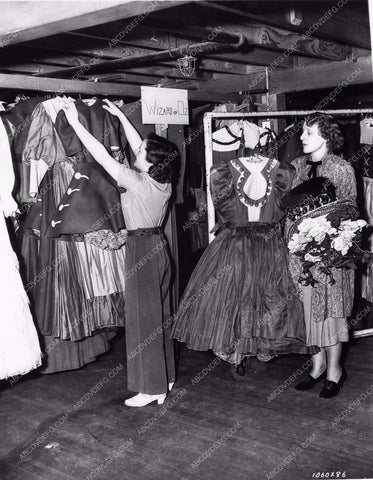 Judy Garland Behind the scenes costume wardrobe The Wizard of Oz woo810-08